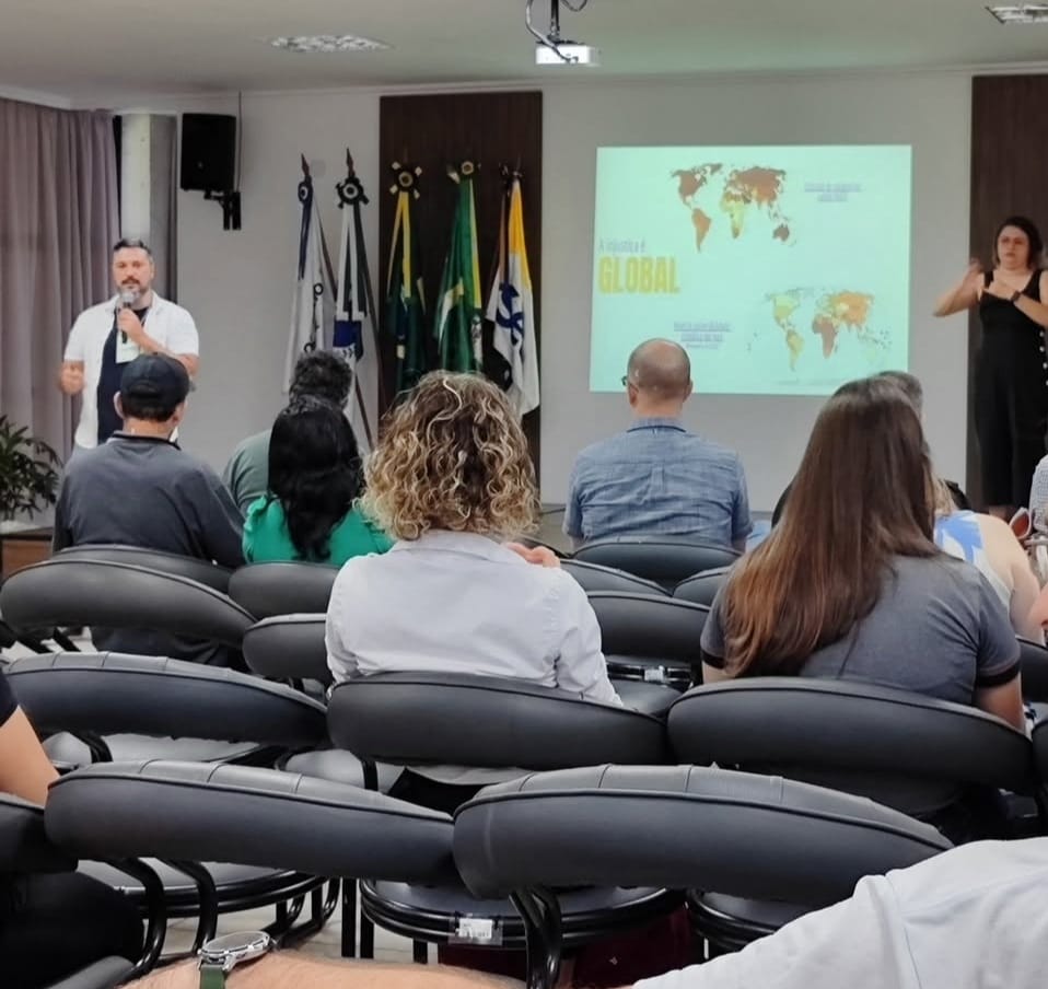Rafael Décio Souza palestrando no evento
