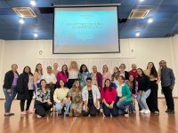 No último dia 5 de junho, os alunos e egressos do Mestrado em Ensino: Formação Docente Interdisciplinar (PPIFOR), alunos da graduação, docentes e servidores do campus da Unespar de Paranavaí tiveram a oportunidade em conhecer a pesquisa da Professora Dra. Bojana Kovacevic-Petrovic, docente na Universidade de Novi Sad, na Sérvia, por meio da palestra intitulada ‘Relações Culturais na América Latina’.
A vinda da Dra. Bojana Kovacevic-Petrovic ao campus de Paranavaí atendeu ao convite da Profa. Dra. Márcia Regina Royer, docente no PPIFOR e representante do Comitê de Internacionalização (COMINT) da Unespar, responsável pelo acompanhamento dos trabalhos relativos à internacionalização e por estabelecer uma relação direta entre o Escritório de Relações Internacionais (ERI) e o campus da UNESPAR/Paranavaí.
A palestra ministrada pela Dra. Bojana faz parte do processo de internacionalização da formação de mestrandos no PPIFOR. Ela explorou interrelações que se estabelecem entre diferentes culturas, em particular com as transformações geopolíticas ocorridas na região da Sérvia, enquanto processo sócio-histórico e suas relações com a formação da cultura sul-americana e caribenha com imigrantes que chegaram neste continente.
Os participantes da palestra conheceram costumes alimentares, processo educacional, condições de trabalho de docentes do Ensino Superior na Sérvia, entre outras. Por outro lado, ela encantou-se com Paranavaí e o Brasil, em particular a hospitalidade com que foi recebida no campus, conheceu canavial, provou caldo da cana de açúcar e suco de laranja ali produzidos, conheceu a árvore cujos frutos são seus preferidos: a mangueira, entre outras.
A Doutora Bojana apresentou a Universidade em que trabalha e convidou a comunidade acadêmica da Unespar, campus Paranavaí, a apresentar trabalhos no 58º Congresso Internacional de Americanistas, a ser realizado em Novi Sad (Sérvia), entre 30 de junho e 4 de julho de 2025.
Essa palestra abre uma série de encontros dessa natureza que serão realizados com os alunos do PPIFOR ao longo do ano de 2024, visando a formação de professores com uma perspectiva transnacional sobre a educação e sociedade.