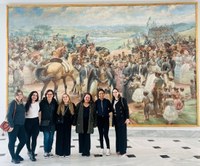 Nos dias 11 e 12 de outubro foi realizada uma viagem em parceria com o curso de graduação de História, orientada pelas Professoras Doutoras Márcia Marlene Stentzler e Nájela Tavares Ujiie, para as cidades de Lapa e Curitiba.
Durante o passeio os alunos puderam visitar o Palácio do Iguaçu, sede do Governo do Paraná, localizado no centro de Curitiba, onde tiveram a oportunidade de conhecer um pouco sobre a história do Paraná através das inúmeras obras de artes que compunham as paredes do local.
Ainda em Curitiba, puderam conhecer a Assembleia Legislativa, o Museu Oscar Niemeyer, o Departamento Estadual de Arquivo Público do Paraná e por fim uma exposição intitulada “TUTANKAMON” no shopping Estação.
Na cidade histórica de Lapa, foram recepcionados pelo Prof. Dr. Ederson Prestes Santos Lima, que os apresentou o Centro de Memória da Lapa.
Além disso conheceram o centro histórico de Lapa, o Museu Histórico General Carneiro, os casarões, o teatro municipal, a cultura, a história, prestigiaram a culinária e os principais pontos turísticos.
Tudo isso vai de encontro ao que é debatido e estudado na disciplina História e Diversidade, enriquecendo assim a experiência da sala de aula.