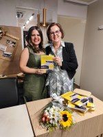 O lançamento do livro Educação, cultura e representações sociais nos setenta e um anos do Centro Municipal de Educação Infantil Tio Patinhas foi realizado na noite de ontem 18/10/2024, na Câmara de Vereadores de Mandaguari. O evento foi prestigiado por um grande número de pessoas da comunidade, familiares, autoridades locais e por integrantes do Lions Club, o qual financiou a publicação, por se tratar de pesquisa relevante sobre a história da Educação Infantil neste município que foi marco no desenvolvimento da região noroeste do Estado do Paraná.
O PPIFOR foi representado no ato pela coordenadora do Programa e orientadora da pesquisa, Prof. Dra. Márcia Marlene Stentzler.