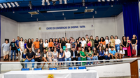 Entre os dias 30 de setembro e 02 de outubro de 2024 o Programa de Pós-Graduação em Ensino: Formação Docente Interdisciplinar (PPIFOR) realizou o II CEPPIFOR – Práticas Inclusivas, com discussões associadas ao ensino, ao desenvolvimento global, à diversidade, a inclusão em suas múltiplas faces e as tecnologias aplicadas à prática educativa.
Nesta edição o evento foi realizado de forma híbrida palestra de abertura, apresentações culturais, mesas-redondas e oficinas presenciais, e, encontros dos grupos de pesquisa e comunicações orais remotas. A Conferência de Abertura teve verticalidade na temática Práticas Inclusivas e Ensino foi proferida pela Profa. Dra. Sandra Salete Camargo Silva (UNESPAR/UV). A mesa coordenada da segunda noite Inclusão Socioeducativa de Escolares com Necessidades Específicas contou com a presença da Profa. Dra. Merling Murguia Moré (UCLV-Cuba), Profa. Dra. Jáima Pinheiro de Oliveira (UFMG/OIEEI) e Prof. Dr. Fábio Alexandre Borges (UEM/PPGEM). A mesa de encerramento reuniu pesquisadores que debateram A inclusão da mulher na educação, composta pela Profa. Dra. Dulceli de Lourdes Estacheski (UFMS/Naviraí), Profa. Dra. Isabela Candeloro Campoi (UNESPAR/CEDH) e o Prof. Me. Junior Neto Santana (Egresso do PPIFOR). As atividades realizadas podem ser acessadas pelo canal do PPIFOR no Youtube - https://www.youtube.com/@PPIFOREnsino
O evento recebeu 213 inscrições, 71 submissões de trabalhos e 64 trabalhos aprovados para comunicação, 9 seções de comunicações orais distribuídas em 6 eixos (1) Ensino de Ciências e Matemática, 2) Políticas Educacionais e História da Educação, 3) Educação Infantil, 4) Perspectiva educativa inclusiva, 5) Tecnologia e Educação e 6) Ensino-Aprendizagem na Educação Básica). Do universo de trabalhos aprovados 61 nacionais e 3 trabalhos internacionais, sendo um do Instituto Politécnico de Malanje/Angola e dois da Universidade Marta Abreu/Cuba. Se fizeram presente seis Universidades paranaenses, sendo elas UNESPAR, UEPG, UEM, UNIOESTE, UFPR (públicas) e Unifatecie (privada). Duas Universidades paulistas UNESP e PUC-SP. Secretaria Municipal de Educação de Goiânia. Cinco instituições federais UFPA, UFMS, UFMG, UFPel e IFPR.
A edição obteve engajamento significativo, o que retroalimenta o ânimo para próxima edição em 2025, considerando a avaliação realizada pelos participantes via Google Forms. O PPIFOR registra agradecimentos a todos os envolvidos!