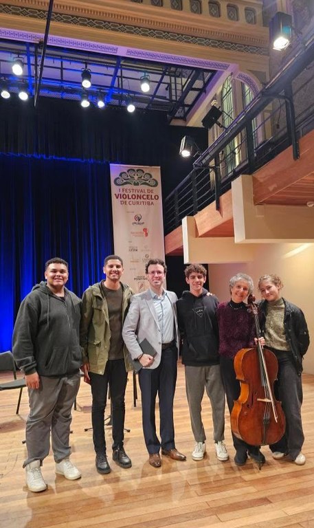 Com a professora.jpg