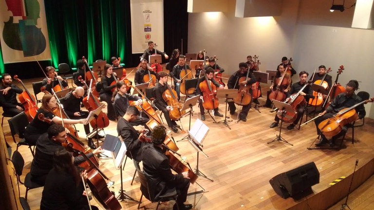 Foto da orquestra de violoncelos.jpg