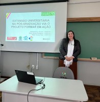 Entre os dias 23 e 25 de julho de 2025, a mestranda Andressa Bono Vicente, do Programa de Pós-Graduação em Ensino: Formação Docente Interdisciplinar (PPIFOR), participou do 43° Seminário de Extensão Universitária da Região Sul (SEURS), realizado na cidade de Lages (SC). Com o tema “Extensão e justiça socioambiental na transformação dos territórios”. A participação no evento representou uma oportunidade significativa de levar a experiência da extensão universitária no contexto da pós-graduação a outras pessoas, valorizando a troca de saberes e a interlocução com outras realidades.  A ação apresentada no evento integra as práticas desenvolvidas no PPIFOR ao articular a formação docente em contexto, a criação da Revista FormAção e a promoção de parcerias com redes municipais de ensino, evidenciando o compromisso do programa com uma formação ética, dialógica e socialmente comprometida, em sintonia  com os princípios da extensão universitária.