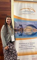 A Prof. Dra. Shalimar Calegari Zanatta, docente do PPIFOR, marcou presença entre os dias 2 e 5 de setembro de 2025 no XII Congreso Internacional sobre Investigación en Didáctica de las Ciencias. O evento, realizado na cidade de Valência, reuniu pesquisadores de diversas partes do mundo para debater metodologias de ensino de ciências em espaços formais e não formais, com especial destaque para a atuação de clubes de ciências.
Durante o congresso, a professora apresentou dois trabalhos que refletem temas de relevância para a educação em ciências no Brasil e no Brasil-Paraná:
1.	A alfabetização científica e o ensino de química: uma abordagem bibliométrica.
2.	A plataformização na educação do Paraná (Brasil) a partir da teoria da aprendizagem significante de Ausubel.
Além de compartilhar resultados e metodologias, a participação da pesquisadora amplia o intercâmbio de perspectivas sobre didática das ciências, contribuindo para o desenvolvimento de práticas pedagógicas mais eficazes em contextos formais e informais.