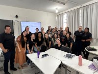 No dia 16 de setembro de 2025, os mestrandos da turma de 2025 participaram de uma palestra ministrada pela Profa. Dra. Edinéia Fátima Navarro Chilante, realizada no âmbito da disciplina Trabalho e Educação no Brasil e suas Relações com o Processo Ensino-Aprendizagem. Com o tema "A EJA na política educacional paranaense", a professora compartilhou reflexões sobre os desafios e perspectivas da Educação de Jovens e Adultos no estado do Paraná, inserindo o debate em um contexto crítico sobre as políticas públicas educacionais. A Profa. Dra. Edinéia é uma das organizadoras da obra "Não venda a minha escola", livro que analisa a política educacional paranaense e denuncie o processo de mercantilização da escola pública. A publicação é fruto de uma parceria entre a APP-Sindicato e a Universidade Estadual do Paraná (Unespar)