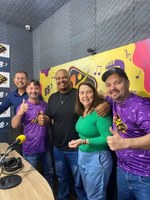 No dia 24 de setembro de 2024, o mestrando Elvis Pedro da Silva concedeu uma entrevista sobre sua pesquisa “A Impressão 3D no Contexto da Aprendizagem Significativa de Ausubel”.
Sua motivação surgiu ao observar o uso crescente da impressão 3D nas escolas sem uma integração pedagógica clara e a necessidade de promover uma aprendizagem que vá além da memorização. Ele busca unir o potencial concreto da tecnologia à teoria de Ausubel.
A importância do tema está em usar a impressão 3D não apenas como recurso moderno, mas como ferramenta pedagógica capaz de transformar conceitos abstratos em objetos concretos, facilitando a compreensão de conteúdos científicos e matemáticos.
O conceito central é o Organizador Prévio, proposto por Ausubel, que cria uma ponte entre o conhecimento prévio do aluno e o novo conteúdo. Na pesquisa, a peça impressa em 3D é utilizada como esse organizador físico e manipulável.
A relação com a impressão 3D é direta: os modelos funcionam como recursos que tornam os conceitos visuais e palpáveis, como no exemplo da molécula de DNA, permitindo melhor compreensão por meio da observação e montagem.
Os objetivos incluem investigar como o uso de objetos impressos em 3D pode promover a aprendizagem significativa, desenvolver sequências didáticas e analisar a interação dos alunos com esses materiais.
A metodologia é qualitativa, do tipo pesquisa-ação, realizada em uma escola em parceria com professores de Ciências da Natureza. O processo envolve diagnóstico, planejamento, aplicação e análise dos resultados à luz da teoria de Ausubel.
Entre os principais desafios, estão o tempo de criação e impressão dos modelos, o isolamento da variável “impressão 3D” e a necessidade de adaptar o currículo tradicional.
Os resultados preliminares apontam alto engajamento dos alunos e indicam que a manipulação dos objetos 3D desperta curiosidade e favorece a aprendizagem significativa.
Os impactos futuros esperados incluem a criação de práticas pedagógicas validadas para integrar a impressão 3D ao ensino, aplicáveis em diversas áreas e modalidades, inclusive na educação especial.
Por fim, Elvis destaca que o benefício para a sociedade está na formação de cidadãos com compreensão mais profunda dos fenômenos científicos, desenvolvendo pensamento crítico e criativo para enfrentar os desafios do mundo atual.