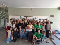 A iniciativa #PPIFORnaComunidade, vinculada ao Programa de Pós-Graduação em Ensino: Formação Docente Interdisciplinar (PPIFOR) da Unespar – campus Paranavaí e integrada ao projeto extensionista “Formar em Ação”, promoveu o minicurso “Estratégias para o Ensino Interdisciplinar”. A atividade foi realizada no dia 27 de novembro de 2025 com a turma do 2º ano do Curso de Formação de Docentes do Colégio Estadual James Patrick Clark, em Terra Rica – PR. Baseado no projeto desenvolvido no município em 2025, o encontro apresentou formas de integrar Ciências, Matemática e Língua Portuguesa a partir da obra Os Animais do Mundinho. As práticas envolveram o uso do tangram, o estudo de características dos animais e a produção de haicais, promovendo uma experiência interdisciplinar significativa. O minicurso foi conduzido pelas mestrandas Andressa Bono Vicente e Janaína Aparecida da Silva Avanci, e contou com a presença das professoras da disciplina de Prática de Formação e da coordenadora do curso, fortalecendo o diálogo entre universidade e escola na formação de futuros docentes.