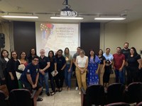 A Unespar, por meio do Colegiado de Pedagogia, realizou o minicurso “Como elaborar projetos de pesquisa em Educação e Ensino”, ministrado pelo Prof. Dr. Adão Aparecido Molina, docente do PPIFOR e referência na área. O encontro reuniu cerca de 25 participantes, que aproveitaram a oportunidade para aprofundar seus conhecimentos sobre elaboração de projetos e metodologia científica. Realizado em 29 de novembro de 2025, no Miniauditório da Unespar – Campus de Paranavaí, o evento contou com certificação de 5 horas e foi organizado pelos estudantes do 1º ano de Pedagogia – Turma 01.